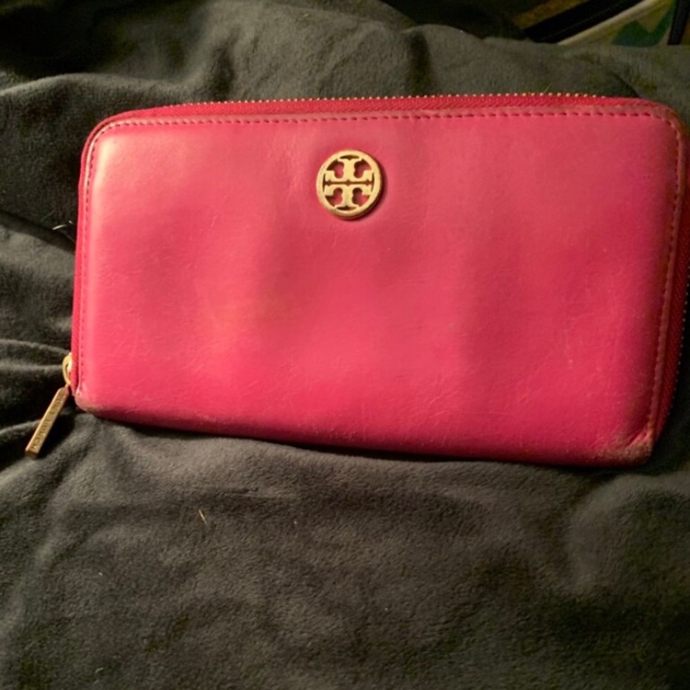 AUTHENTIC Tory Burch Robinson wallet